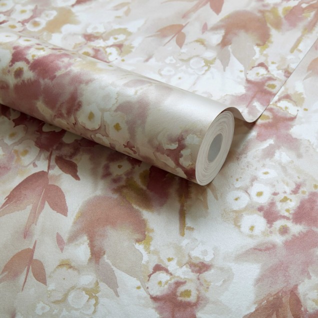 Tapet floral elegant cu imprimeu delicat în nuanțe de roșu și mango.
