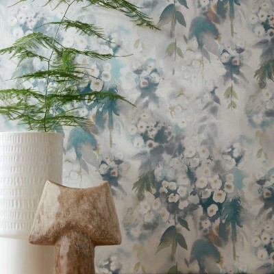 Tapet Cascade Opal Green Luxury Floral cu flori delicate in nuante de verde opalescent
