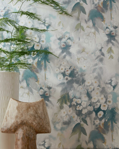 Tapet Cascade Opal Green Luxury Floral cu flori delicate in nuante de verde opalescent