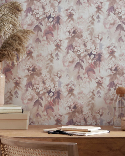 Tapet floral cu design abstract în nuanțe calde de roz și nisip.