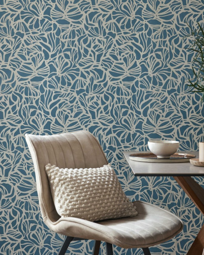 Tapet Purity, Prussian Blue Luxury Patterned,  cu model abstract, alb și albastru prusac,  pe un perete din living.
