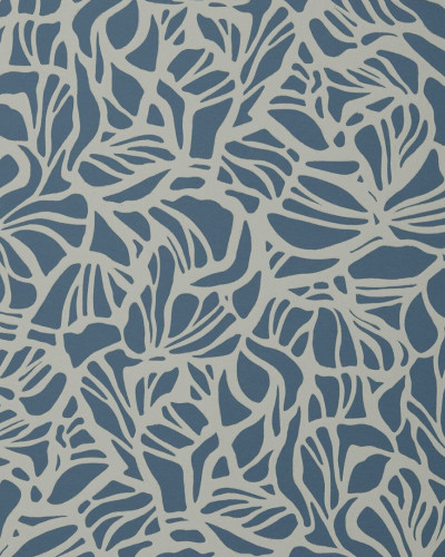 Tapet Purity, Prussian Blue Luxury Patterned,  cu model abstract, alb și albastru prusac,  pe un perete din living.