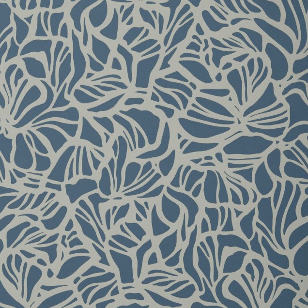 Tapet Purity, Prussian Blue Luxury Patterned,  cu model abstract, alb și albastru prusac,  pe un perete din living.