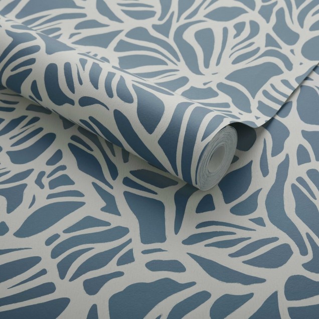 Tapet Purity, Prussian Blue Luxury Patterned,  cu model abstract, alb și albastru prusac,  pe un perete din living.