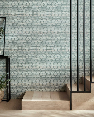 Tapet geometric modern in nuanțe de verde eucalipt și gri, cu model minimalist și textură subtilă. Perfect pentru living, dormitor sau hol.
