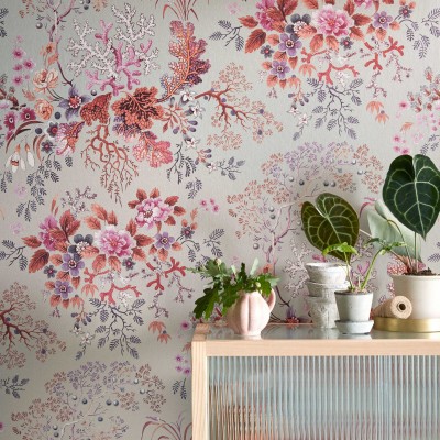 Tapet floral roz coral cu un design delicat
