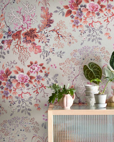Tapet floral roz coral cu un design delicat