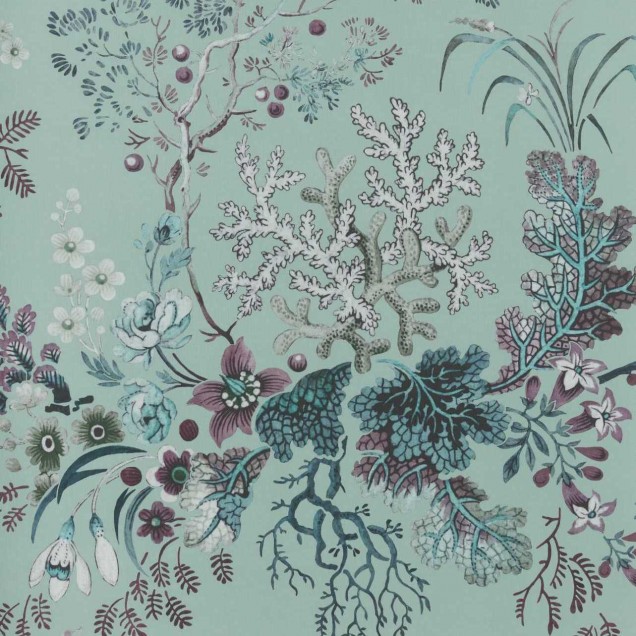 Tapet floral Killburn's Coral, Mist Green cu design delicat, in nuante de coral și verde pal. Disponibil pe role de 5.3 mp.