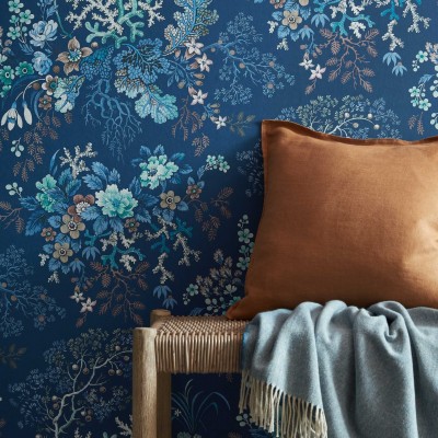 Tapet floral albastru cu accente de coral