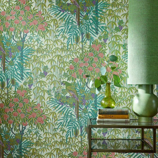 Tapet Olive Green Macaw cu macawi colorați, plante exotice și un fundal verde măsliniu. Ideal pentru a crea o oază de relaxare și eleganță.