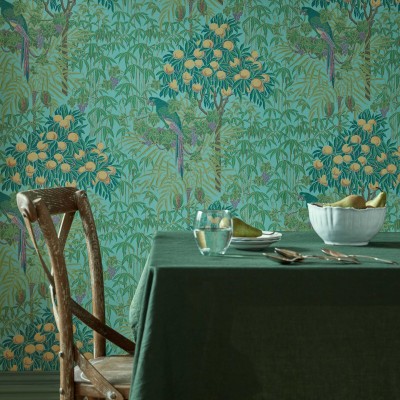 Tapet cu design tropical, cu papagali macaw și fructe galbene pe un fundal verde turcoaz