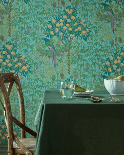 Tapet cu design tropical, cu papagali macaw și fructe galbene pe un fundal verde turcoaz