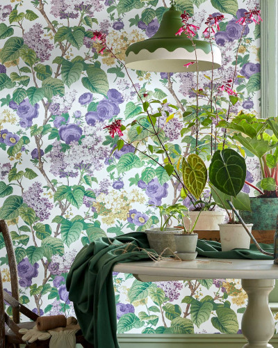 Tapet floral cu liliac și trandafiri mov pe un fundal alb.