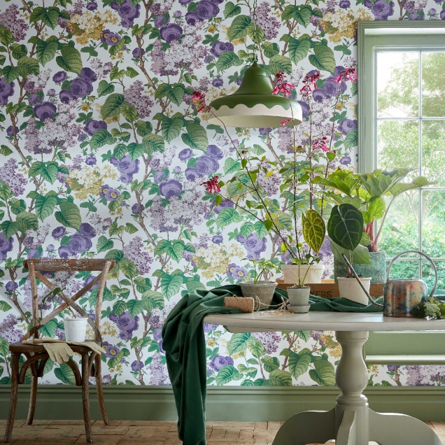 Tapet floral cu liliac și trandafiri mov pe un fundal alb.