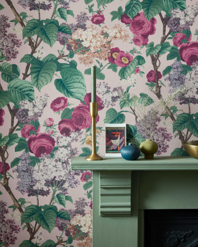 Wallpaper cu flori roz, albe și verzi pe un fundal roz pal, Floribunda Blush Pink.