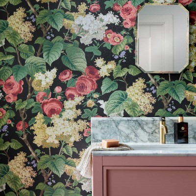 Tapet cu flori mari, colorate, pe un fond negru. Floribunda, Midnight Black.