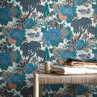 Tapet cu design floral inspirat de tradiția orientală, cu culori vibrante și detalii complexe.