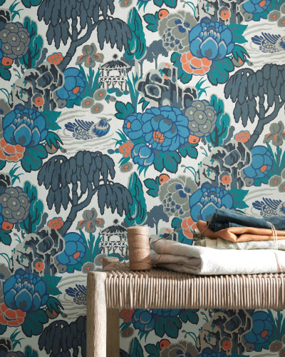 Tapet cu design floral inspirat de tradiția orientală, cu culori vibrante și detalii complexe.