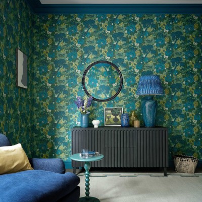 Tapet cu design floral in nuante de verde, alb si bleu.