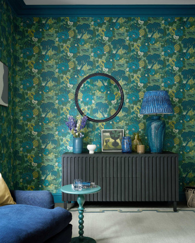 Tapet cu design floral in nuante de verde, alb si bleu.
