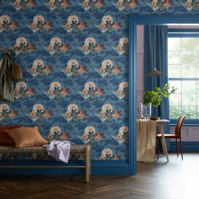 Tapet floral Paeonia Indigo Purple cu flori roz pal și portocaliu aprins pe un fundal bleu-indigo