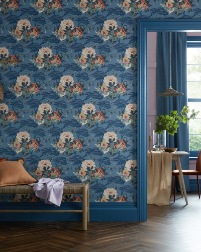 Tapet floral Paeonia Indigo Purple cu flori roz pal și portocaliu aprins pe un fundal bleu-indigo