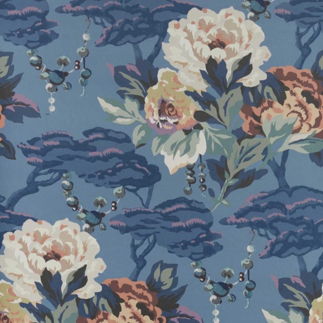 Tapet floral Paeonia Indigo Purple cu flori roz pal și portocaliu aprins pe un fundal bleu-indigo