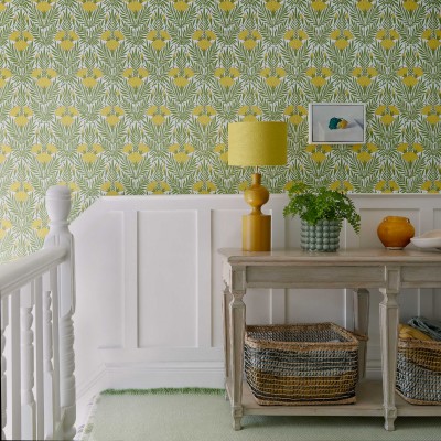 Tapet Floral Fanfare Vivid Yellow, cu flori galbene vibrante pe fundal verde,  ideal pentru a aduce o notă de eleganță și prospețime în orice cameră.