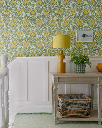 Tapet Floral Fanfare Vivid Yellow, cu flori galbene vibrante pe fundal verde,  ideal pentru a aduce o notă de eleganță și prospețime în orice cameră.