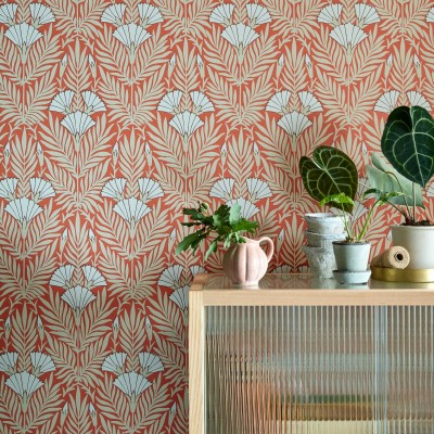 Tapet floral cu model in nuante de coral.