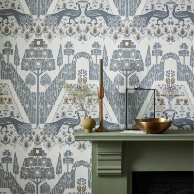 Tapet cu păuni eleganți în design monocrom, inspirat de grădinile englezești. Designul delicat și rafinat oferă o notă de eleganță oricărei camere. Dimensiune rolă: 5.3mp.