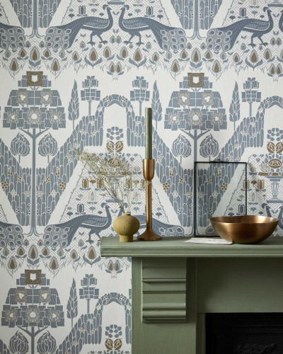 Tapet cu păuni eleganți în design monocrom, inspirat de grădinile englezești. Designul delicat și rafinat oferă o notă de eleganță oricărei camere. Dimensiune rolă: 5.3mp.