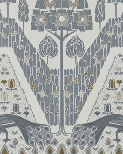 Tapet cu păuni eleganți în design monocrom, inspirat de grădinile englezești. Designul delicat și rafinat oferă o notă de eleganță oricărei camere. Dimensiune rolă: 5.3mp.