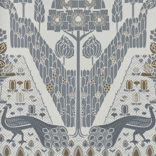 Tapet cu păuni eleganți în design monocrom, inspirat de grădinile englezești. Designul delicat și rafinat oferă o notă de eleganță oricărei camere. Dimensiune rolă: 5.3mp.