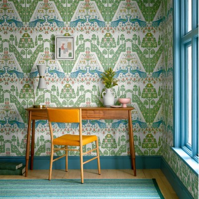 Tapet cu păuni și flori într-un stil botanic, perfect pentru a adăuga eleganță și natură spațiului. Culoare verde vibrantă a ferigii pentru o senzație de calm.