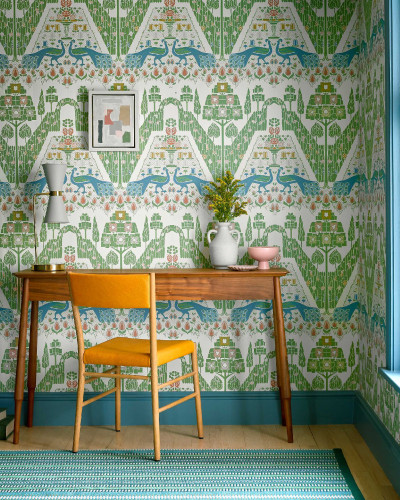 Tapet cu păuni și flori într-un stil botanic, perfect pentru a adăuga eleganță și natură spațiului. Culoare verde vibrantă a ferigii pentru o senzație de calm.