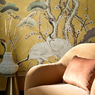Tapet cu design floral asiatic, cu flori albe și păsări gri pe un fundal auriu