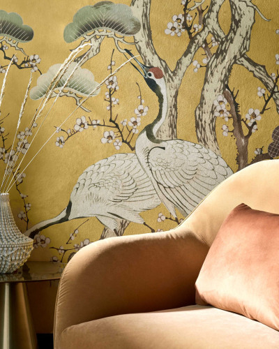 Tapet cu design floral asiatic, cu flori albe și păsări gri pe un fundal auriu