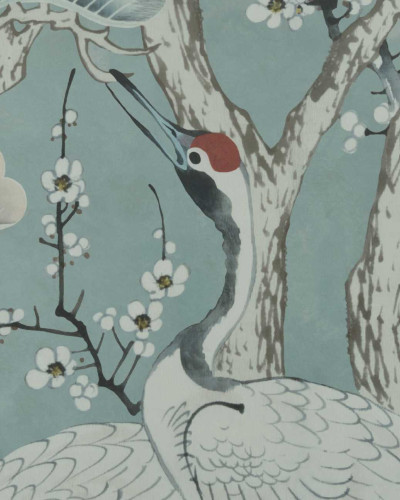 Tapet Kyoto Blossom, Mist Blue cu flori de cires, pasari si un fundal albastru estompat