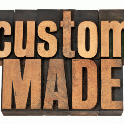 Tapet personalizat, cuvântul custom made scris cu litere de lemn