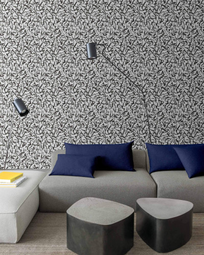 Tapet abstract antracit într-un living modern