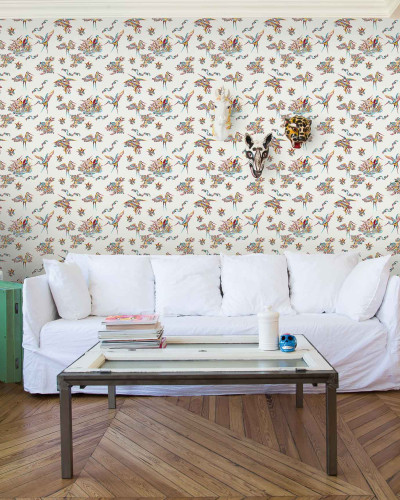 Tapet cu motive delicate în living modern