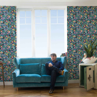Tapet floral albastru cu model delicat de flori multicolore