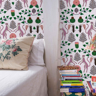 Tapet cu design floral și motive animale
