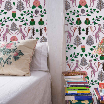 Tapet cu design floral și motive animale