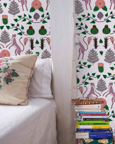 Tapet cu design floral și motive animale