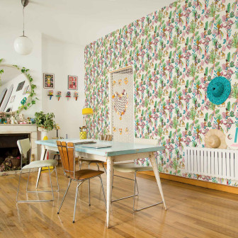 Tapet floral vibrant cu dansatori Calypso în decor de interior