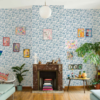 Tapet albastru cu design elegant într-un interior modern
