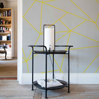 Tapet geometric cu linii aurii pe un fundal neutru