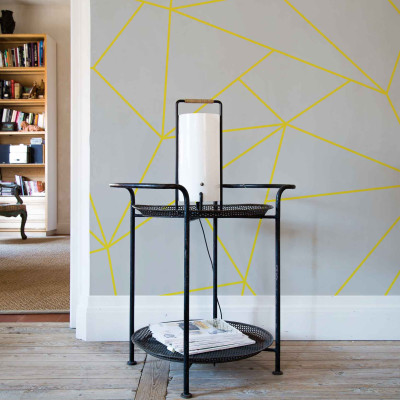 Tapet geometric cu linii aurii pe un fundal neutru